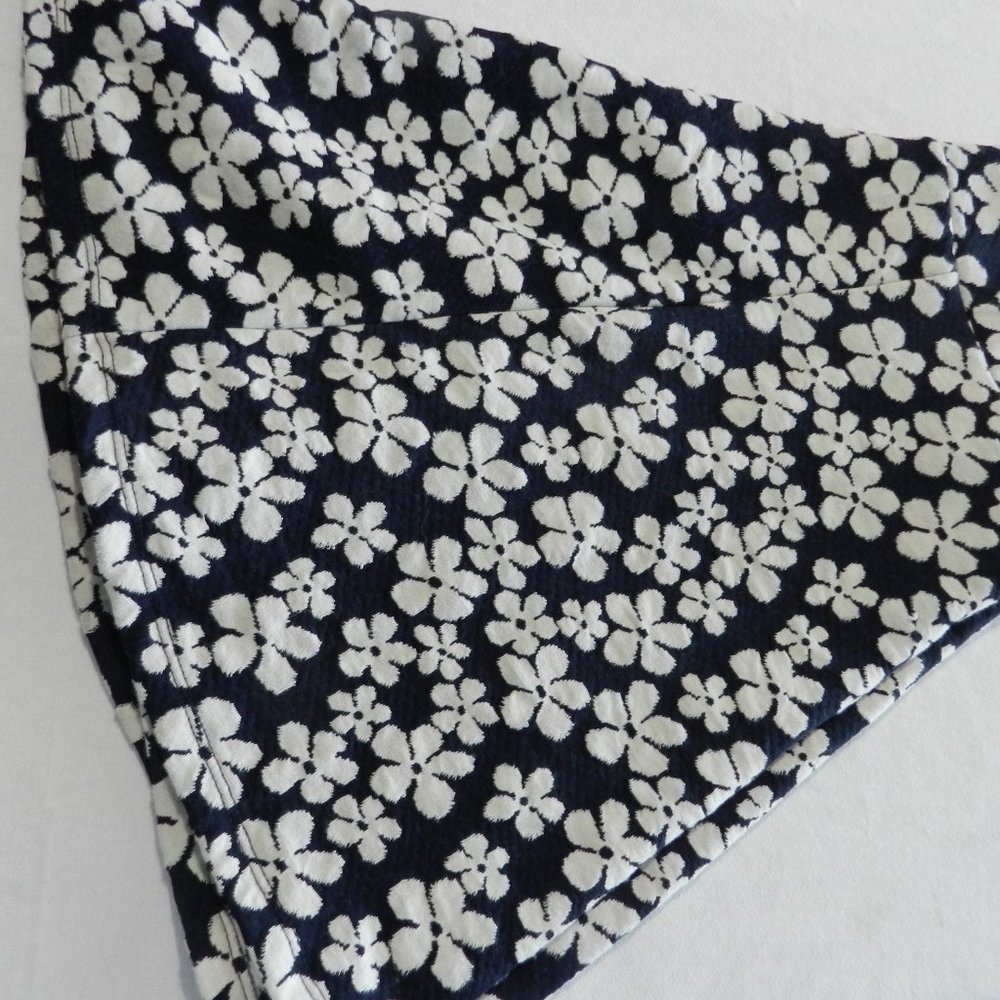 ⭐️ H & M Divided circle skirt navy & white floral